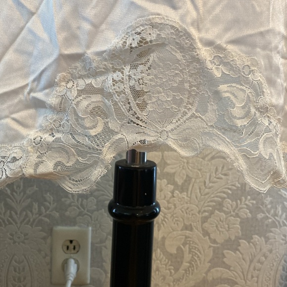 White gourmet with the lace at the bottom 100% Nylon Made in Canada - Picture 2 of 6